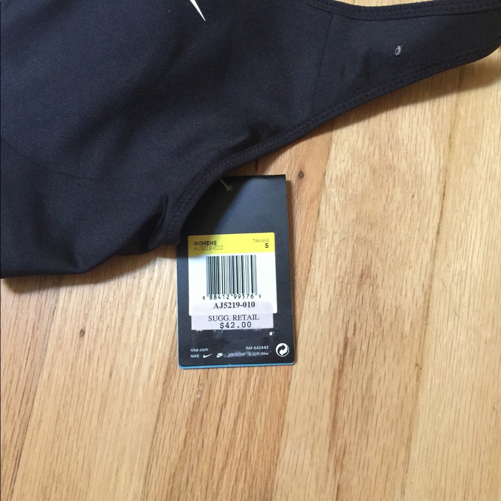 Black Nike sports bra with white check - Picture 3 of 3